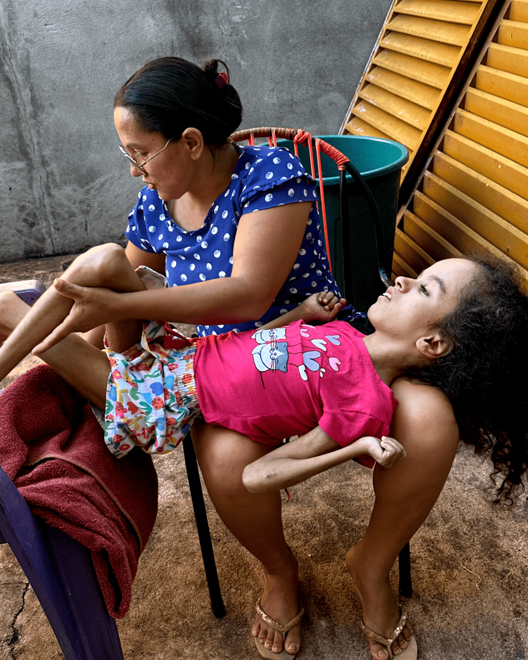 Maria Sônia segurando Ana Júlia durante os cuidados diários
