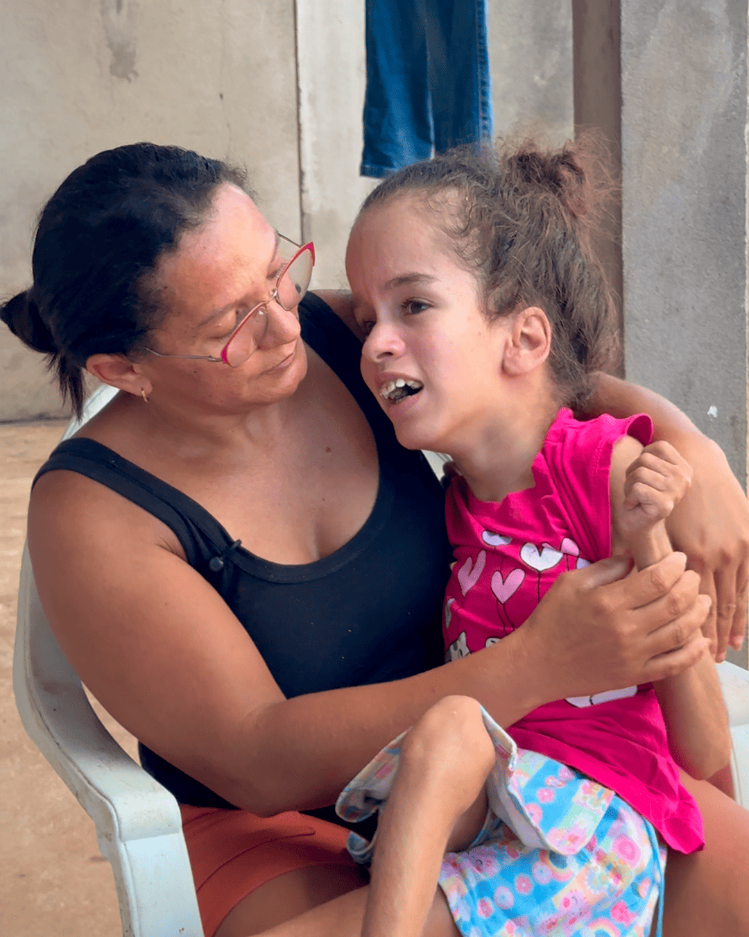 Maria Sônia acolhendo Ana Júlia em um momento de carinho